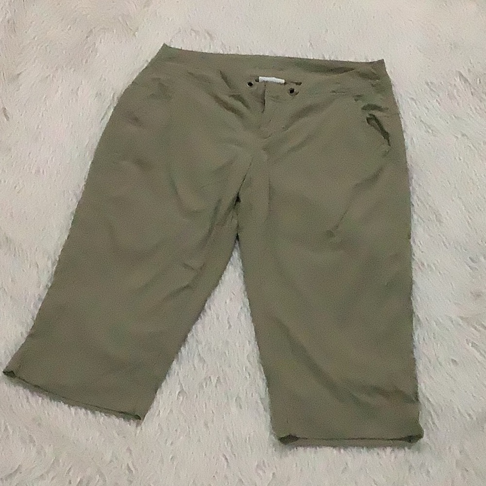 Columbia women’s omni shield advance repellency khaki capris shorts size 6